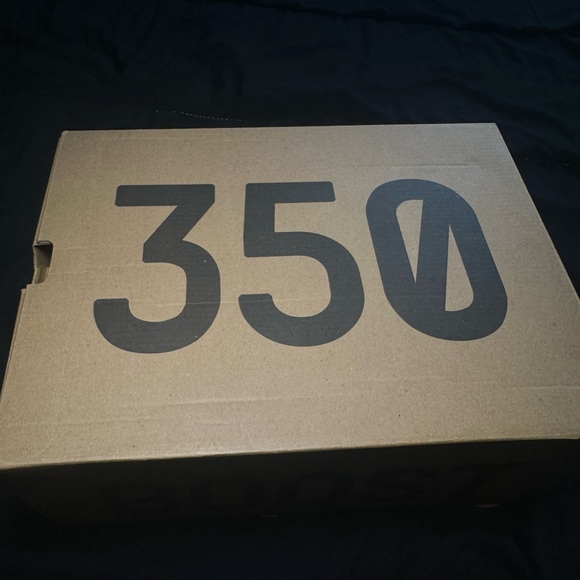 Yeezy V2 Sneakers - Picture 2 of 4